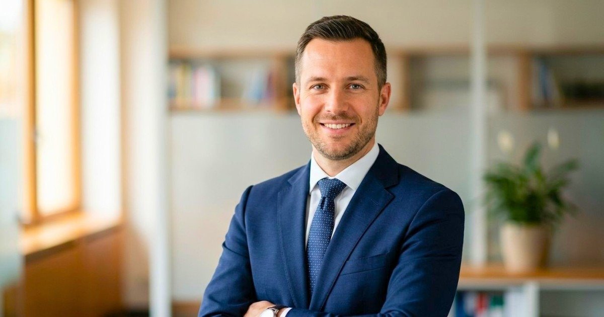 What to Wear For Professional Headshots Best Outfits